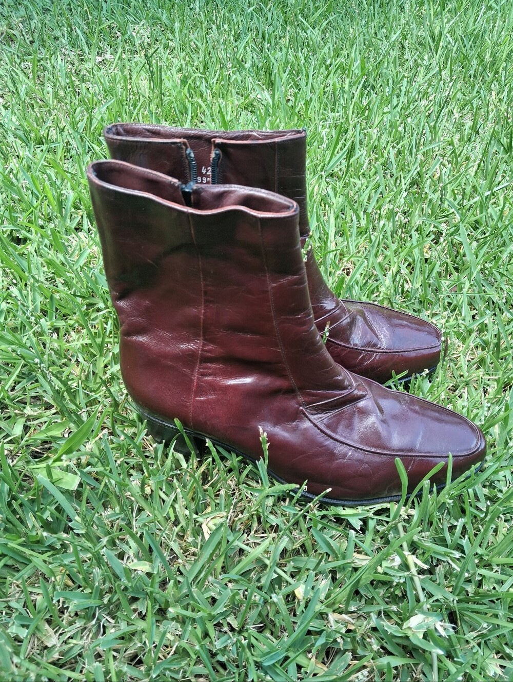VERY HANDSOME VINTAGE MEN'S "FLORSHEIM" BURGUNDY OXBLOOD COLOR LEATHER BOOTS.